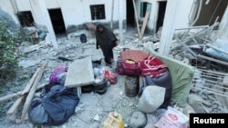 Una palestina inspecciona el sitio de un bombardeo en una vivienda en Deir Al-Balah, en Gaza, el domingo 4 de agosto de 2024.