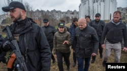 Jaksa Penuntut dari Mahkamah Kriminal Internasional (ICC) Karim Khan (kedua dari kanan) didampingi Jaksa Agung Ukraina Venediktova ketika meninjau kuburan massal di kota Bucha, Ukraina (foto: ilustrasi). 