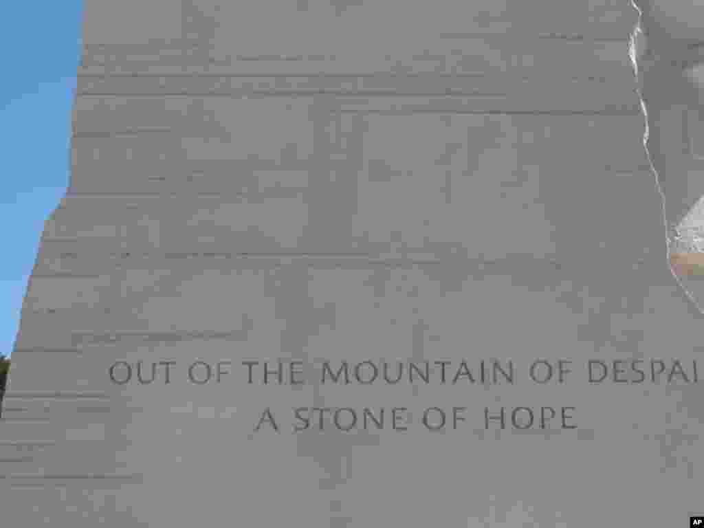 纪念墙上刻有金博士不同时期的语录(2): 绝望之山的希望之石