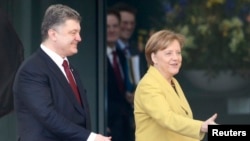 ນາຍົກລັດຖະມົນຕີເຢຍຣະມັນ ທ່ານນາງ Angela Merkel ຕ້ອນຮັບ ປະທານາທິບໍດີຢູເຄຣນ ທ່ານ Petro Poroshenko ຢູ່ສຳນັກງານນາຍົກ ໃນນະຄອນຫລວງ Berlin, ວັນທີ 16 ມີນາ 2015.