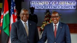 Menteri Pertahanan AS Lloyd Austin dan Menteri Pertahanan Kenya Aden Duale berjabat tangan setelah menandatangani Perjanjian Kerjasama Pertahanan di Nairobi, Kenya 25 September 2023. (REUTERS/Monicah Mwangi)