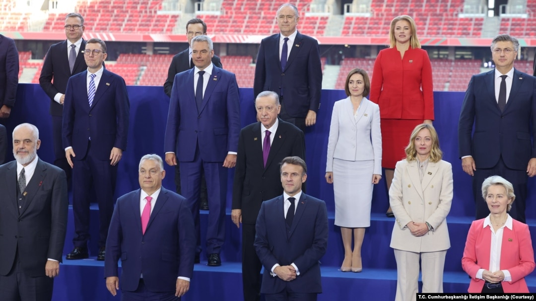 Avrupa Birliği’ne üye 27 ülke ile AB’ye üye olmayan 20 Avrupa ülkesinin liderini biraraya getiren Avrupa Siyasi Topluluğu’nun 5'inci zirvesi, Macaristan Başbakanı Viktor Orban'ın ev sahipliğinde yapılıyor.