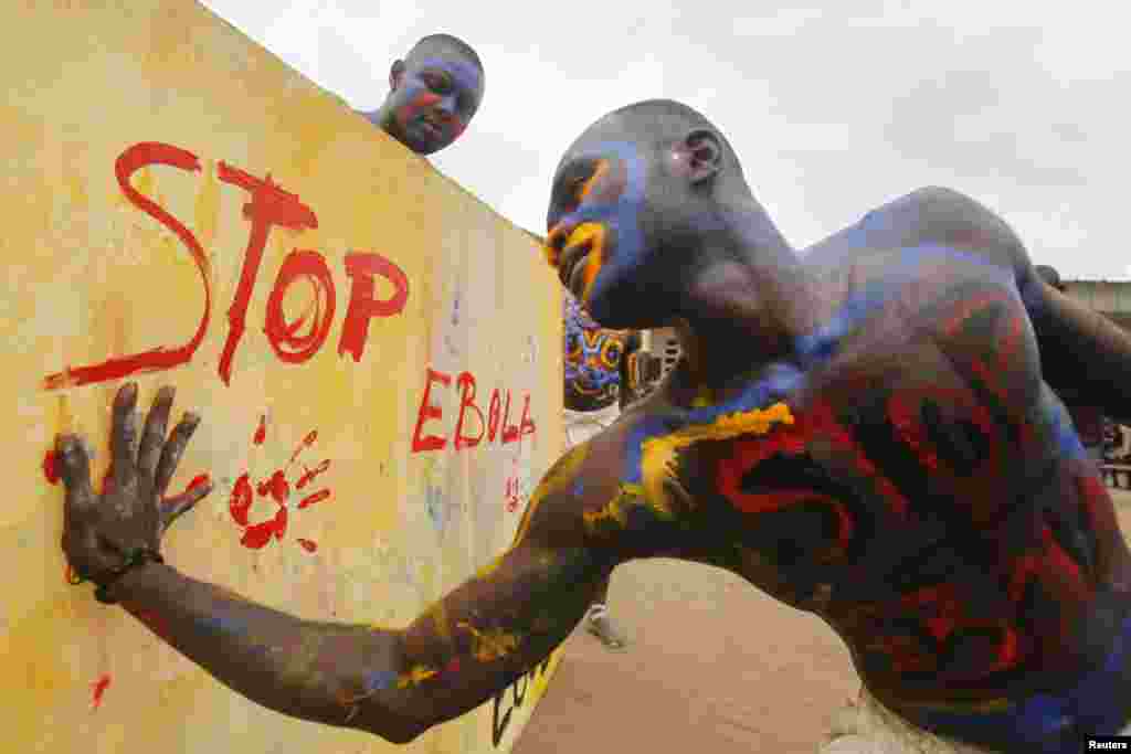 Un acteur, jouant le rôle d&#39;un vaccin contre le virus Ebola, marque une toile après une performance au cours d&#39;une campagne de sensibilisation contre le virus à l&#39;école Anono à Abidjan 25 Septembre 2014. REUTERS / Luc Gnago (CÔTE-D&#39;IVOIRE). 