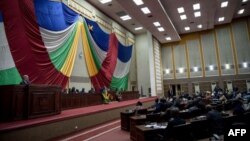 Le parlement centrafricain lors de la réception du secrétaire général de l'ONU Antonio Guterres, le 27 octobre 2017 à Bangui. (Photo by ALEXIS HUGUET / AFP)