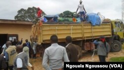 Ariivée à Mindouli du véhicule rempli de kits humanitaires, à Mindouli, Congo-Brazzaville, le 20 octobre 2016. (VOA/ Ngouela Ngoussou)