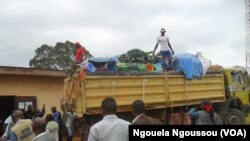 Arrivée à Mindouli du véhicule rempli de kits humanitaires, à Mindouli, Congo-Brazzaville, le 20 octobre 2016. (VOA/ Ngouela Ngoussou)