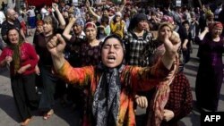 Urumçi'de gösteri yapan Uygur kadınlar