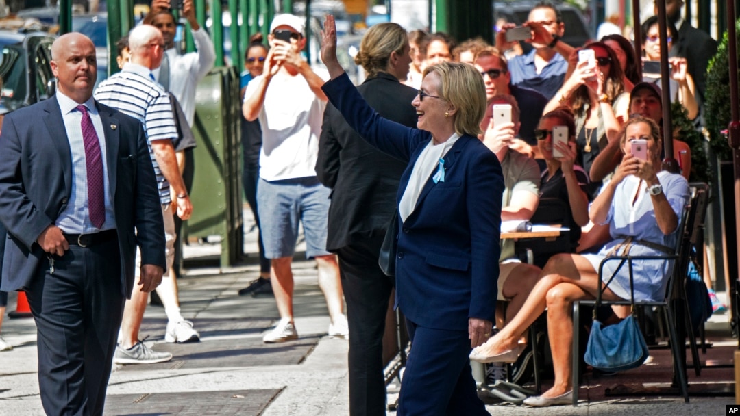 Kandidat presiden AS dari Partai Demokrat, Hillary Clinton, berjalan keluar dari gedung apartemen putrinya di kota New York (11/9). (AP/Craig Ruttle)