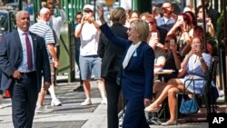 Kandidat presiden AS dari Partai Demokrat, Hillary Clinton, berjalan keluar dari gedung apartemen putrinya di kota New York (11/9). (AP/Craig Ruttle)