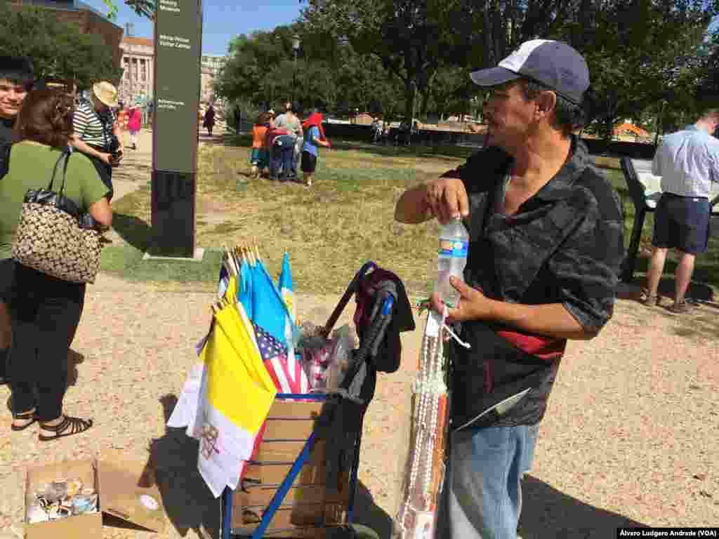 Seguidores de Papa Francisco dirigem-se à Casa Branca para ver o Papa, Washington DC, Set. 23, 2015 