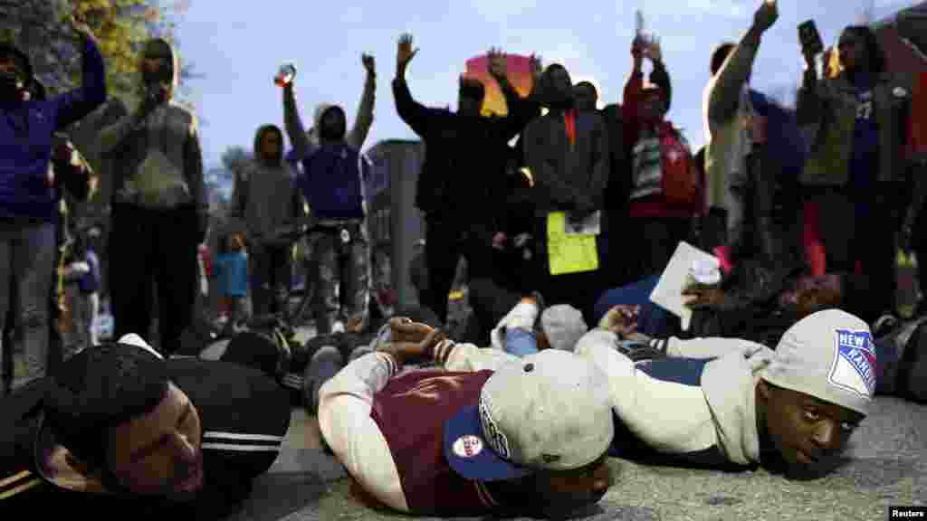 Des manifestants, couchés et mains dans le dos, miment des personnes arrêtées pour protester contre la mort en garde à vue d’un jeune noir Freddie Gray à Baltimore, le 23 avril 2015.