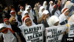 Unjuk rasa menuntut pencabutan ijin terbit majalah Playboy dan anti pornografi di Jakarta (foto: dok).