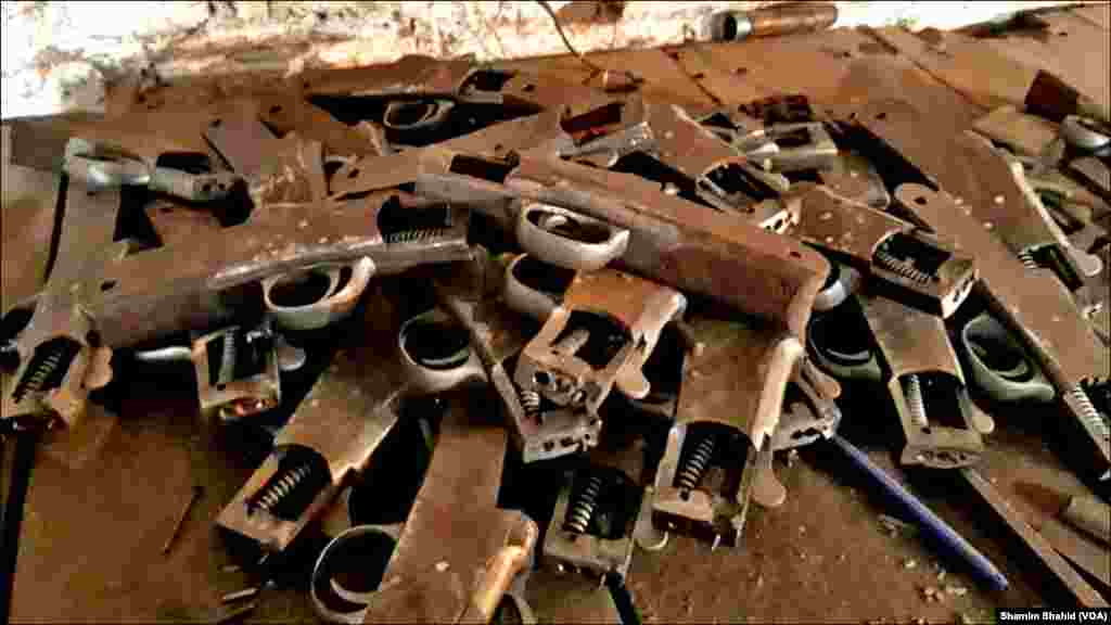 تیاری کے مراحلے طے کرتا اسلحہ: پنجاب سے تعلق رکھنے والے ایک کاریگر نے سہولیات نہ ہونے کی وجہ سے اسلحہ سازی کی صنعت کو زورال پذیر قرار دیا۔ &nbsp;