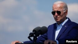 Presiden AS Joe Biden menyampaikan pernyatannya soal isu perubahan iklim dan energi terbarukan di lokasi pembangkit listrik di Somerset, Massachusetts, pada 20 Juli 2022. (Foto: Reuters/Jonathan Ernst)