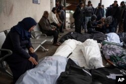 Los palestinos lloran a sus familiares muertos en el bombardeo israelí en Rafah, Franja de Gaza, el sábado 10 de febrero de 2024. (Foto AP/Fatima Shbair)