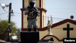 Un soldat monte la garde après un blocus établi le cartel de Santa Rosa de Lima pour repousser les forces de sécurité lors d'une opération de vol anti-carburant, Santa Rosa de Lima, Guanajuato, Mexique, le 6 mars 2019. (Reuters)