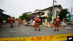 Tim SAR tengah melakukan pencarian korban di sebuah rumah di Mashiki, Kumamoto, selatan Jepang (16/4).