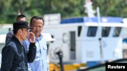 Presiden Joko Widodo dan Menteri Kelautan dan Perikanan Edhy Prabowo saat mengunjungi Natuna di Riau, 8 Januari 2020. (Foto: Antara via Reuters)