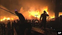 পাকিস্তানে বিধ্বস্ত বিমানের অগ্নি নির্বাপনের চেষ্টা