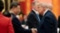 美国总统特朗普与中国国家主席习近平在北京人民大会堂举行的国宴上握手。(2026年5月14日)