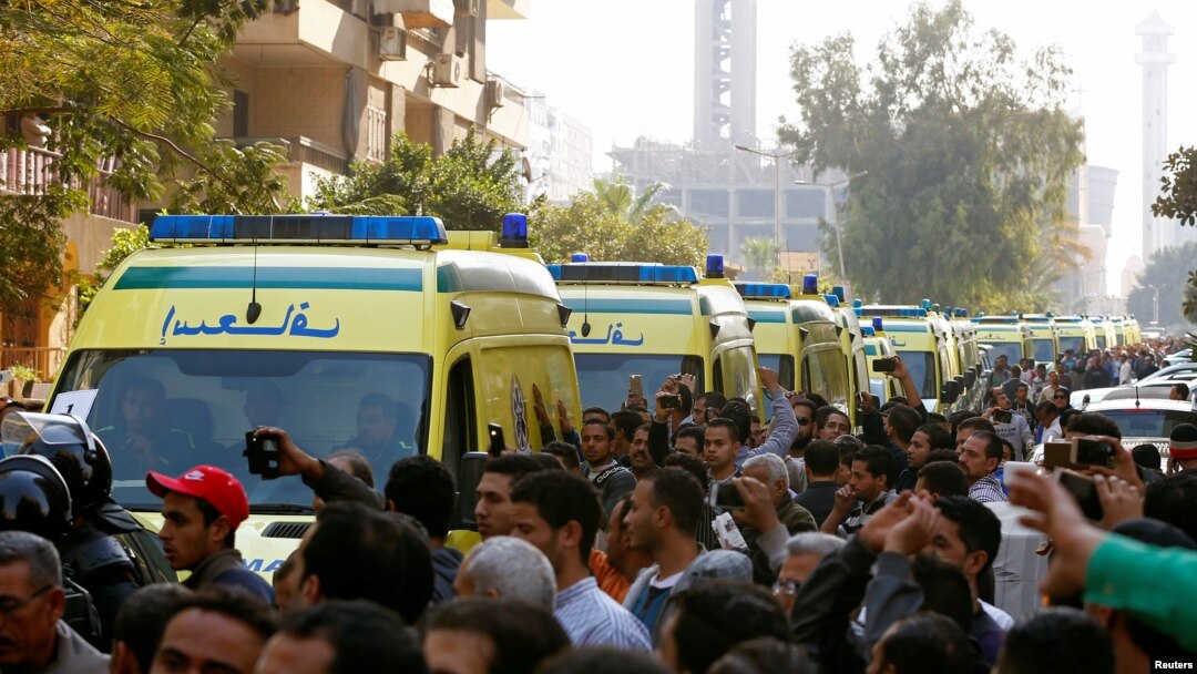 Warga mengiringi barisan ambulans yang membawa jenazah para korban pemboman Katedral Koptik di Kairo, Mesir (12/12). (Reuters/Amr Abdallah Dalsh)