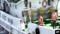 Ảnh do Cảnh sát biển Việt Nam công bố cho thấy các thủy thủ Việt Nam đứng gần mạn tàu bị rách sau khi bị tàu Trung Quốc đâm vào, ngày 7/5/2014.