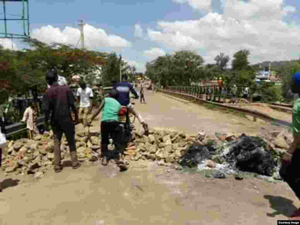 Wapinzani wa uwamuzi wa mahakama ya juu waweka mawe njiani Migori, Kenya