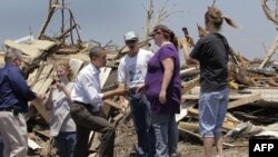 Başkan Obama Joplin'de hasar gören yerlerde inceleme yaptı
