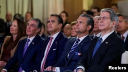 Berpirsên Amerîkî dema ku li Serok Trump mêze dikin di dema pêşkeşkirina malpera "America.gov" de