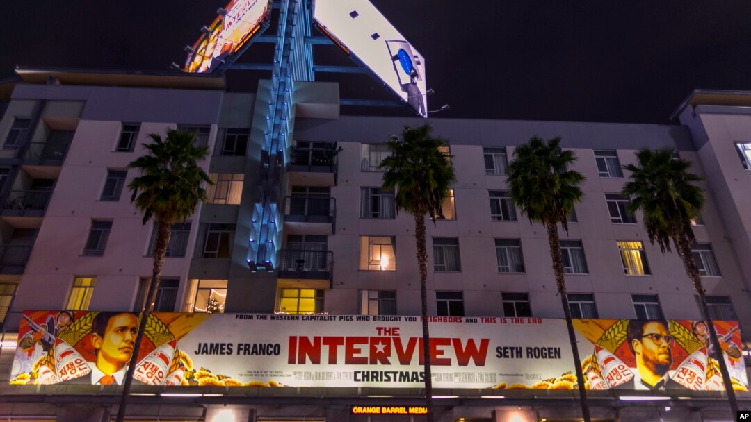 Spanduk Film "The Interview" dibentangkan di Arclight Cinemas, di Los Angeles. Sony Pictures di Amerika akhirnya mengubah keputusannya dan akan merilis “The Interview”, di bioskop-bioskop mulai 25 Desember. 