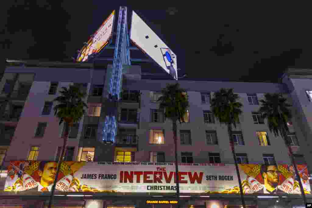 Papan iklan &quot;The Interveiw&quot; di bioskop Arclight Cinemas, Hollywood, Los Angeles (17/12). (AP/Damian Dovarganes)