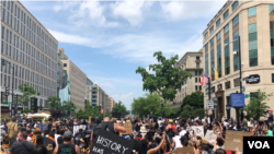 Manifestantes en una de varias protestas en Washington D.C. el sábado 6 de junio de 2020. [Photo: Alejandra Arredondo, VOA]