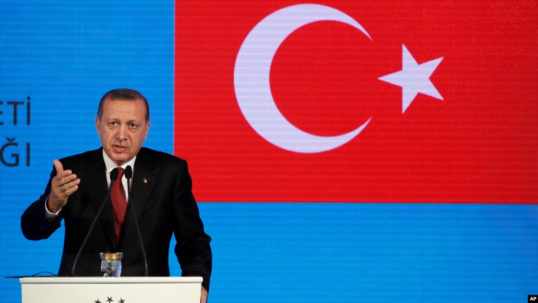 Presiden Turki, Recep Tayyip Erdogan berbicara kepada media di Istanbul mengenai persiapan KTT G20, Jumat (13/11).