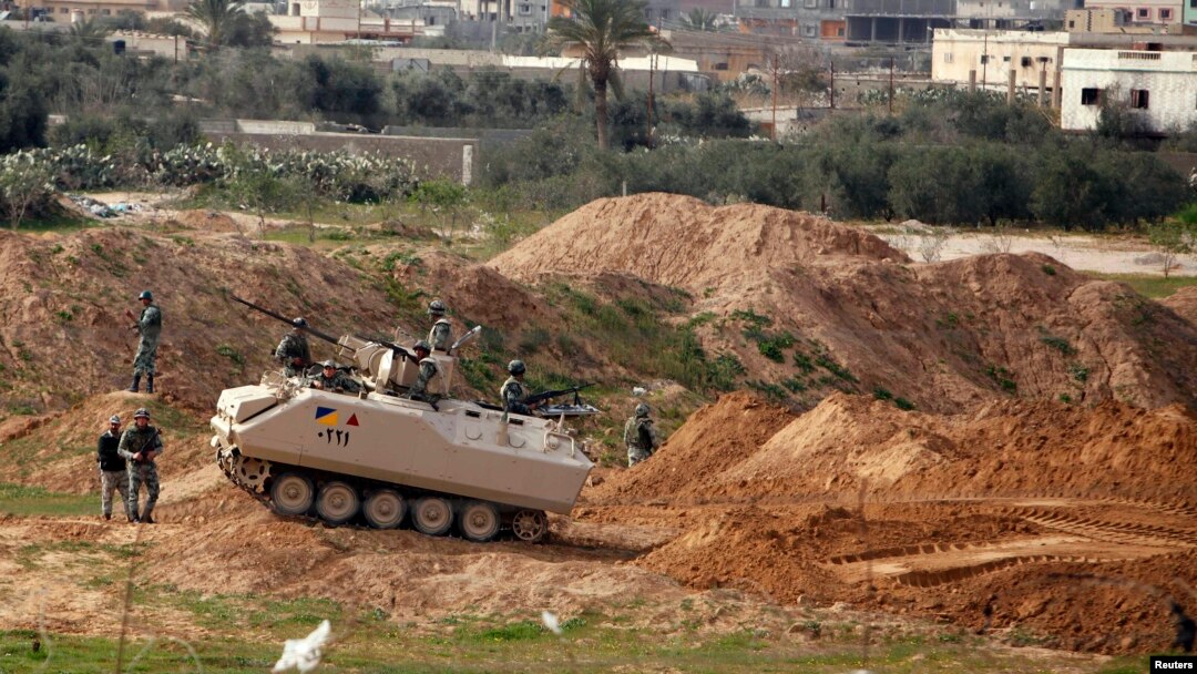 Tentara Mesir melakukan patroli di perbatasan Mesir dan Jalur Gaza untuk mencegah penyelundupan senjata dari Gaza ke kelompok jihadis di semenanjung Sinai (foto: dok). 