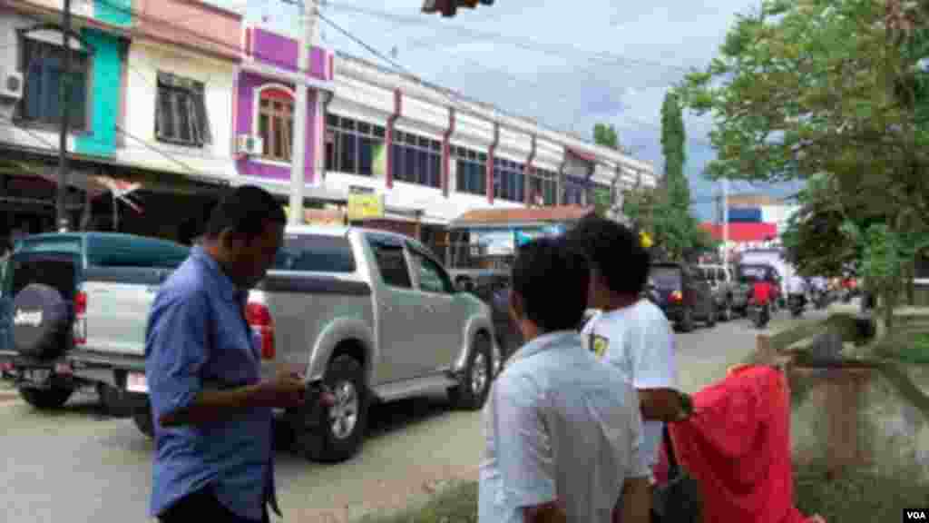 Akses ponsel terputus pasca gempa di Aceh (foto: VOA/Budi Nahaba).