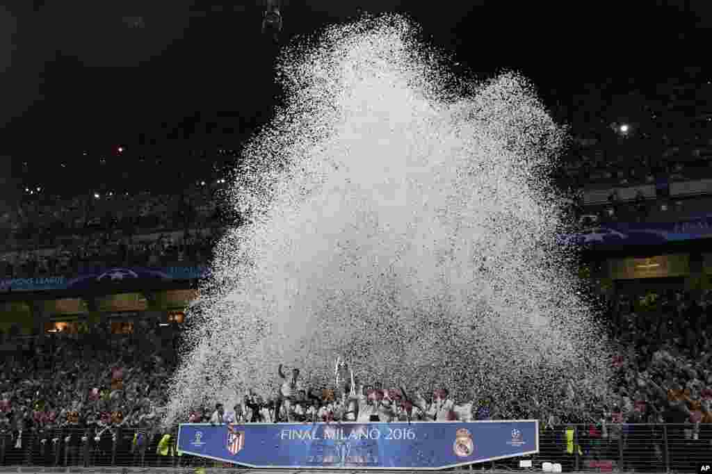 Para pemain klub sepakbola Real Madrid merayakan kemenangan dalam final Liga Champions melawan Atletico Madrid di stadion San Siro di Milan, Italia (28/5).&nbsp;(AP/Antonio Calanni)