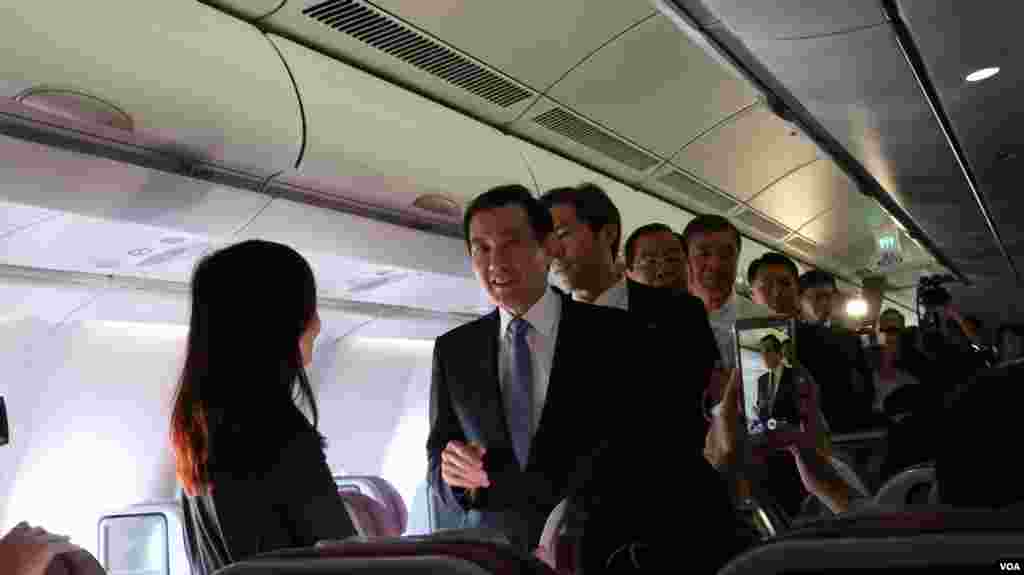 马英九总统在专机上与媒体互动 （美国之音记者李逸华拍摄）