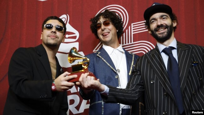 ARCHIVO - La banda musical venezolana Rawayana posa con su premio Latin Grammy a la mejor canción pop, "Feriado", en Miami, Estados Unidos, el 14 de noviembre de 2024.