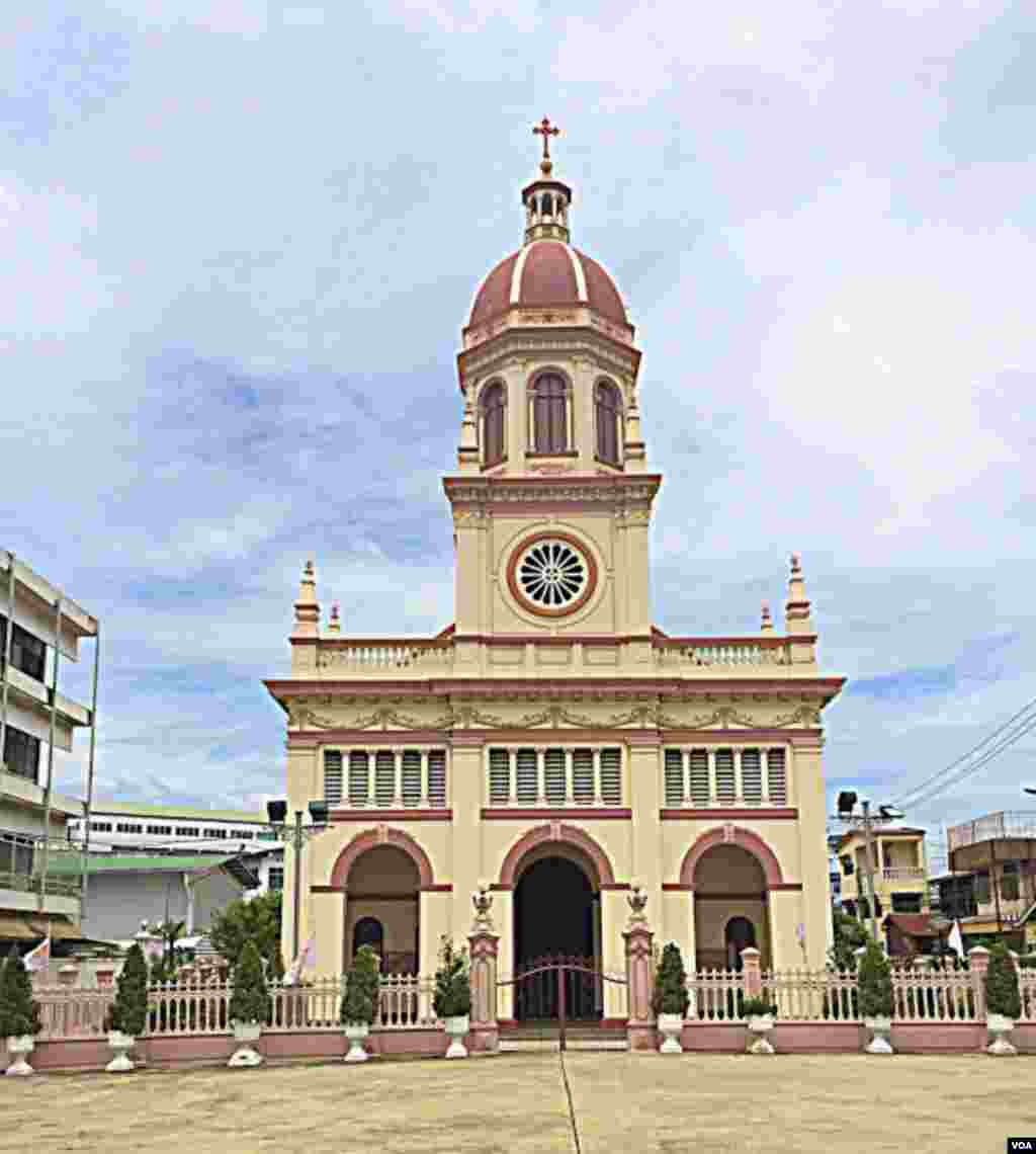 The original Santa Cruz Church was erected in 1769 on a Thonburi riverside plot given to the Portuguese by a grateful King Thaksin for their help defeating the previous year Burmese invaders of the capital Ayutthaya. (Steve Herman/VOA News)