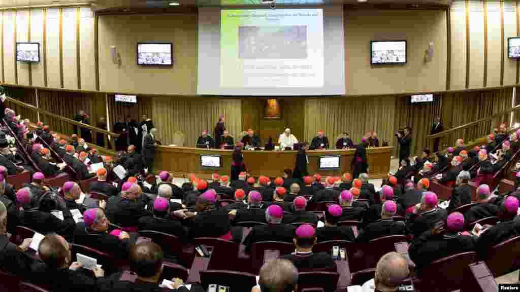 Pape Francis conduit le synode des évêques dans la salle de Paul VI au Vatican, le 6 oct 2014. 