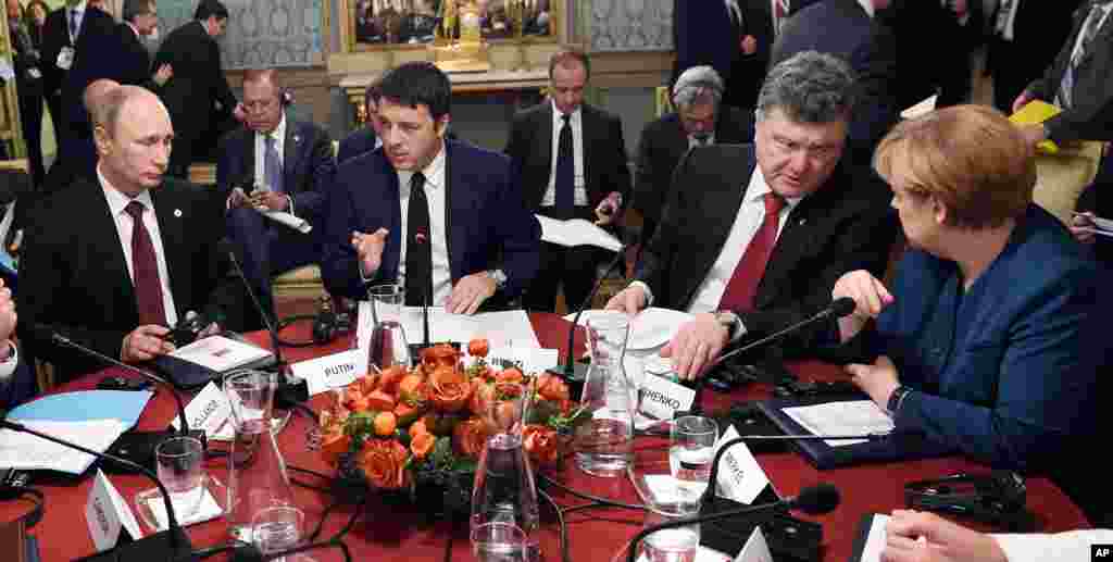 From left, Russian President Vladimir Putin, Italian Prime Minister Matteo Renzi, Ukraine&#39;s President Petro Poroshenko and German Chancellor Angela Merkel during a meeting on the sidelines of the ASEM summit of European and Asian leaders in Milan, Oct. 17, 2014 