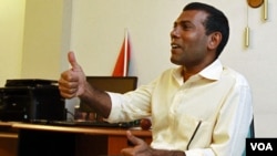 Mantan Presiden Maladewa, Mohamed Nasheed berbicara kepada media di rumahnya di ibukota Male (9/2).