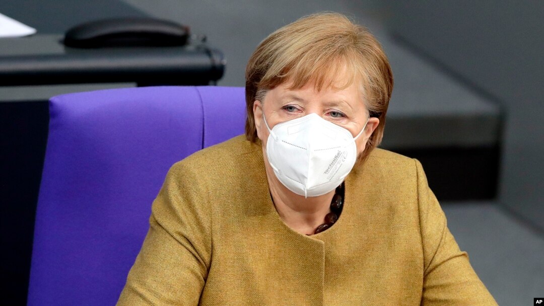 Tuy đã 67 tuổi nhưng theo qui định của Ủy ban đặc trách Tiêm chủng ở Đức, bà Merkel không nằm trong nhóm được ưu tiên chích ngừa.