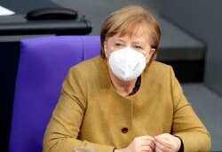 Kanselir Jerman Angela Merkel dalam sidang parlemen Jerman, Bundestag, di Gedung Reichstag, Berlin, Jerman, 11 Februari 2021. (AP Photo/Michael Sohn)