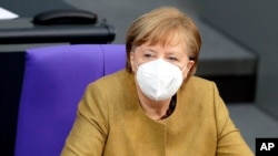 Tuy đã 67 tuổi nhưng theo qui định của Ủy ban đặc trách Tiêm chủng ở Đức, bà Merkel không nằm trong nhóm được ưu tiên chích ngừa.