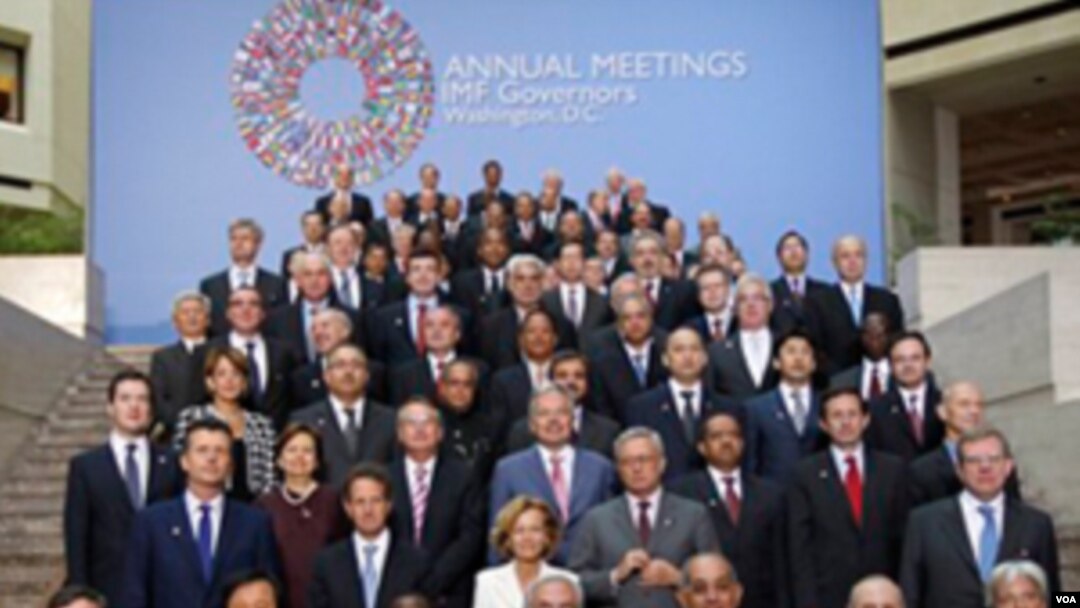 Menteri-menteri keuangan dari negara-negara peserta berfoto bersama pada Pertemuan Tahunan IMF-Bank Dunia di Washington.