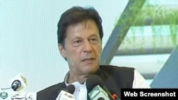 عمران خان میانوالی میں اسپتال کا سنگ بنیاد رکھنے کی تقریب میں تقریب میں تقریر کر رہے ہیں۔ 19 جولائی 2019