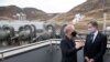 Menteri Luar Negeri AS Antony Blinken (kanan) berbincang dengan CEO Reykjavik Energy, Bjarni Bjarnason saat meninjau Pabrik Panas Bumi Hellisheidi, di Hengill, Islandia, 18 Mei 2021. (Foto: dok).
