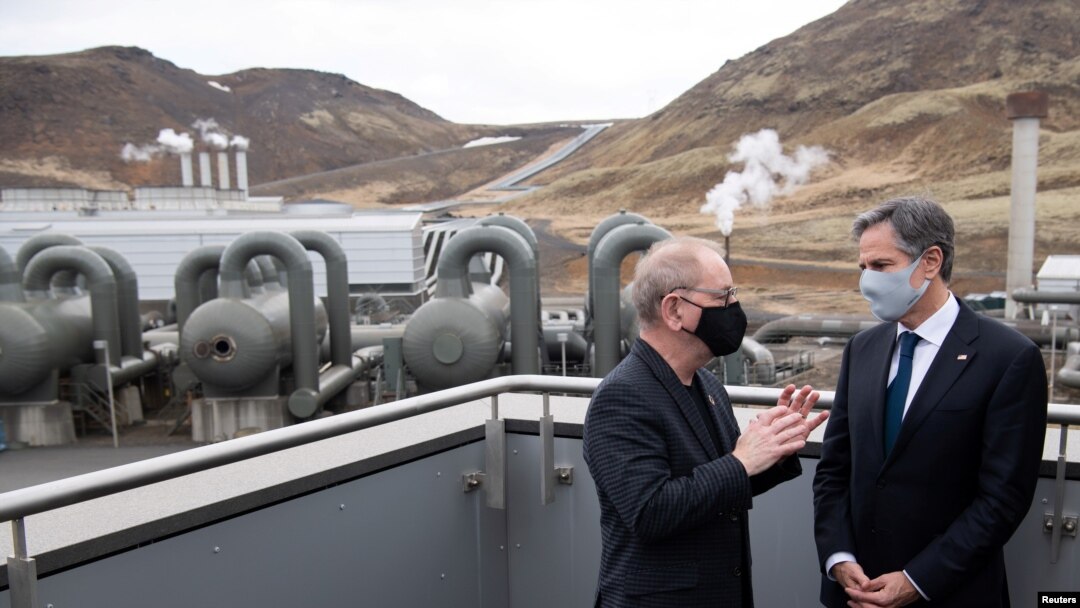 Menteri Luar Negeri AS Antony Blinken (kanan) berbincang dengan CEO Reykjavik Energy, Bjarni Bjarnason saat meninjau Pabrik Panas Bumi Hellisheidi, di Hengill, Islandia, 18 Mei 2021. (Foto: dok).
