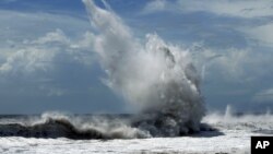 Bão Bolaven sẽ quét qua Okinawa hôm nay, mang lại tới 50cm mưa và gây sóng cao tới 12 mét